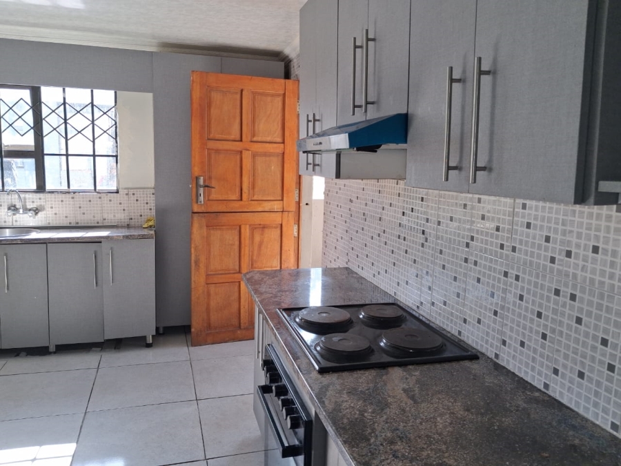 To Let 5 Bedroom Property for Rent in Cambridge Eastern Cape
